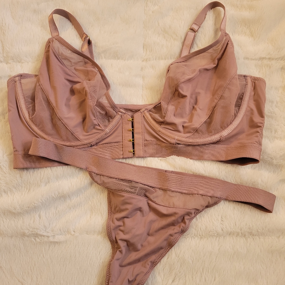 NWOT Pour Moi Lingerie Set India Front Fastening w Thong 38DD/E and size Large